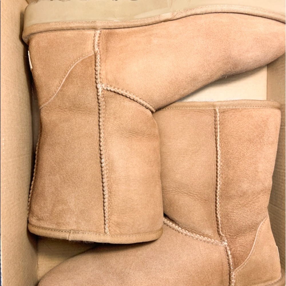 NWT Women’s Waterproof Classic Ugg Short II